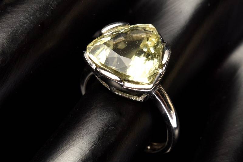 Silver925◇宝石質 リビアングラス　12x12mm　トライアングルカット 指輪リング(サイズ調整可) アクセサリー 1個売り _PRG2126