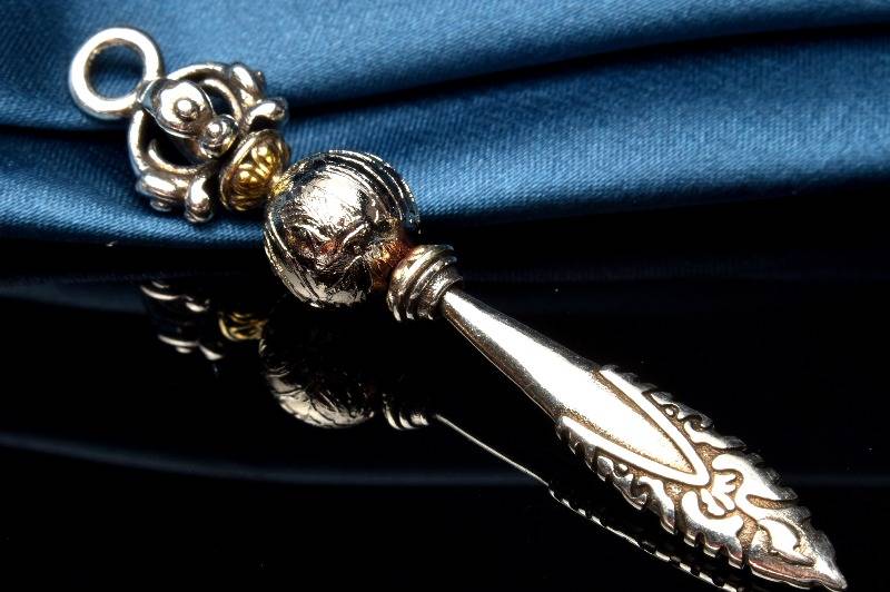 【10％OFF!】アルタイ隕石(メテオライト) 62x11(丸玉10)mm 剣 シルバーコーティング ペンダントトップ アクセサリー 1個売り _PRG2184-1