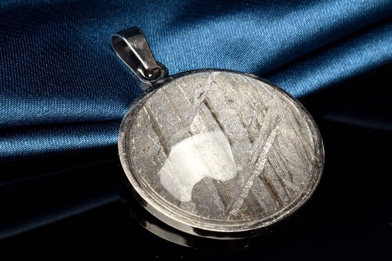 【10％OFF!】アルタイ隕石(メテオライト) 25mm コイン シルバーコーティング ペンダントトップ アクセサリー 1個売り _PRG2189