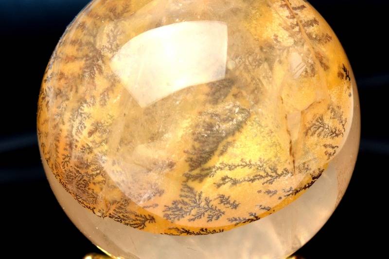 材質デンドリティッククォーツ 31mm 産地：ブラジルサイズ約31mm重さ約42g特徴・意味自然そのままのアートを楽しんで頂けます。デンドリティックだけでなく色々な鉱物も内包されています。コレクション性にも優れており一珠ずつ表情が異なる魅力...