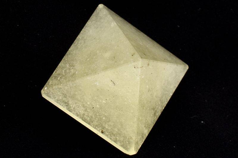  1点物 宇宙の神秘 リビアングラス 24.5x23mm ピラミッド 置物 _C3668...