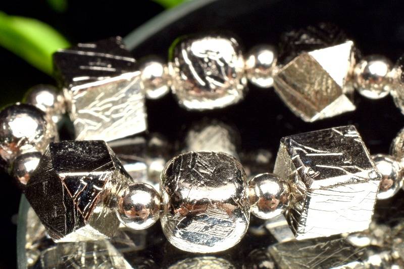 宇宙からの贈り物 メテオライト(アルタイ隕石)　6(丸玉3.5)mm　多面カット シルバーコーティング ブレスレット アクセサリー 1個売り _BG5684-1