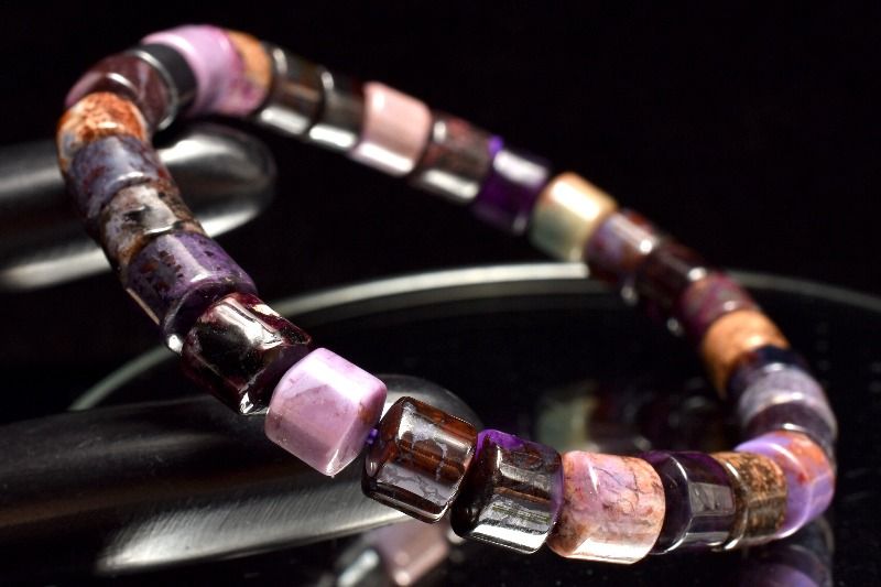 材質スギライト(杉石) 5.5-6.5x7mm 産地：南アフリカサイズ約5.5-6.5x7mm(±0.5mm)腕周り約16cm(伸縮性あり)重さ約20g特徴・意味高発色なスギライトが入荷できました。中には鮮やかな、ピンクに近いようなライトな...