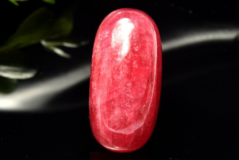 材質ロードナイト(薔薇輝石) 25x12mm 産地：アメリカサイズ約25x12mm重さ約8g特徴・意味透過性もあり、まるでロードクロサイト（インカローズ）と見紛う程の鮮やかさです。写真でもこの美しさですので、実物をご覧になると見とれてしまう...