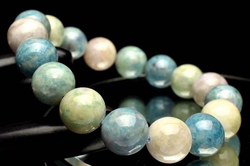 材質ハックマナイト 11.5mm 産地：アフガニスタンサイズ約11.5mm(±0.5mm)腕周り約16cm(伸縮性あり)重さ約42g特徴・意味流通量が非常に少なく入手も難しいレア品です。まさにコレクターズアイテムと言える逸品。紫外線ライトで色が変わる様をご堪能くださいませ。ハックマナイトは、ソーダライト(方ソーダ石)の変種で、紫外線で色が変わるファトクロミズムという不思議な特徴を持つパワーストーンです。同じファトクロミズムの特徴をもつ石たちの中でも、ハックマナイトは紫外線を当ててから一定時間変色が持続するという珍しい性質があり、コレクターの間でも高い人気を誇ってます。ハックマナイトは元々ロシアのコラ半島で発見され、フィンランドの鉱物学者であるビクトル・ハックマンに因んで名づけられましたパワーストーンです。BL::1112-N.A004006k