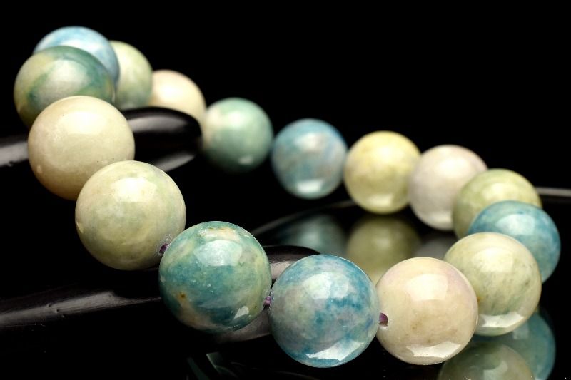 材質ハックマナイト 12.5mm 産地：アフガニスタンサイズ約12.5mm(±0.5mm)腕周り約16cm(伸縮性あり)重さ約49g特徴・意味流通量が非常に少なく入手も難しいレア品です。まさにコレクターズアイテムと言える逸品。紫外線ライトで...