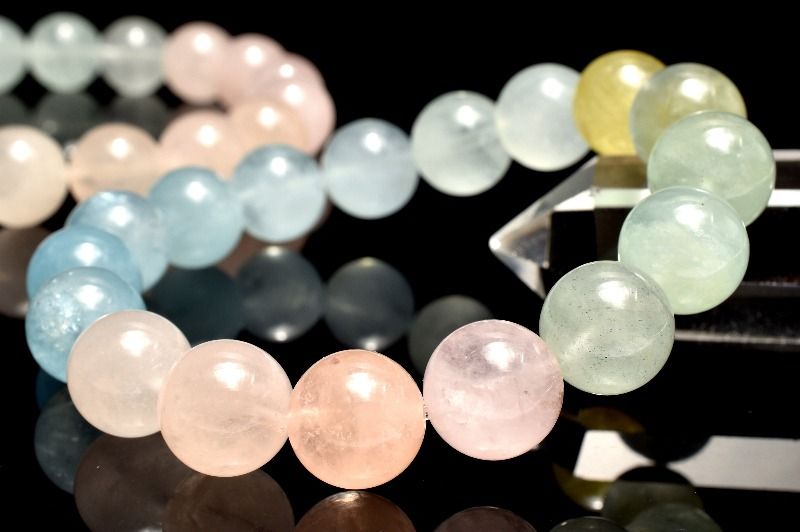 材質MIXベリル 11.5mm 産地：ブラジルサイズ約11.5mm(±0.5mm)腕周り約17cm(伸縮性あり)重さ約40g特徴・意味ベリルの美しさや瑞々しさもたっぷり堪能できます。パステルカラーを組み合わせた優しくポップな印象です。透明感もあり、シラーが確認できる珠も含まれています。ベリルは、緑柱石をあらわすグループの総称。含まれる鉱物によって発色が異なり、それぞれ違った名前を持っています。中でも鉄分を含んで青くなったものはアクアマリン、クロムの作用によって緑色になったものはエメラルド、マンガンを含んでピンク色になったものはモルガナイトと呼ばれています。ベリルのうち、透明度の高いものは希少価値がとても高く、宝石としても扱われます。古代クレオパトラの時代にも、装飾品として愛用されていたことが伝えられており、人気の高いパワーストーンの一つです。ヒーリング作用が強く、心を癒して持ち主に富と名誉をもたらすと伝えられる「ベリル」。アクアマリンやエメラルドの他、ピンク色のモルガナイトや黄色のゴールデンベリルなど、さまざまな鉱物が含まれており、それらがすべてベリルと呼ばれています。【恋愛運】【人間関係】BL::1112-MAR002004k