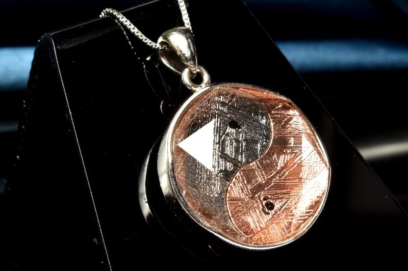 Rakuten - スウェーデン産Silver925◇ ギベオン(メテオライト隕石)　18mm　シルバー・ピンクゴールドコーティング 陰陽太極図 ペンダントトップ アクセサリー 1個売り _PRG2358-2