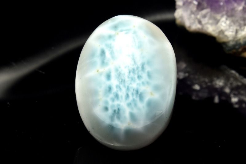 材質ラリマー 26x19mm 産地：ドミニカ共和国サイズ約26x19mm重さ約12g特徴・意味光沢もありラリマーらしい優しいお色味で上品です。まるで波打ちを封じ込めたかのような模様がカリブ海を連想させる美しさ。優しく穏やかな気持ちになれそう...