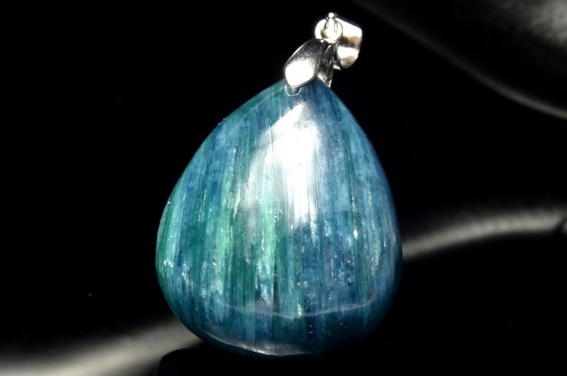 【1点物】Silver925◇希少共生 カイヤナイトインフックサイト　25x21mm　ドロップ ペンダントトップ ア..