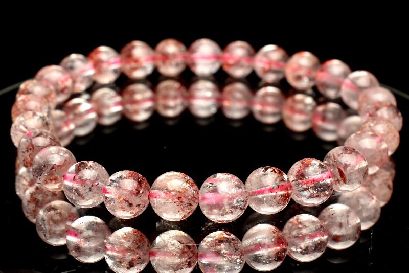 材質ストロベリークォーツ(レピドクロサイトインクォーツ) 6.5mm 産地：ブラジルサイズ約6.5mm(±0.5mm)腕周り約15cm(伸縮性あり)重さ約11g特徴・意味水晶からたっぷり煌めきを確認することができます。ピラミッドファントムに...