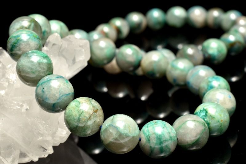 材質クリソコラシリカ 10.5mm 産地：ペルーサイズ約10.5mm(±0.5mm)腕周り約16.5cm(伸縮性あり)重さ約31g特徴・意味シリカに浸透した芸術的な模様が神秘的でなんとも魅力。一珠ずつ異なった唯一無二の地球模様をお手元でご堪...