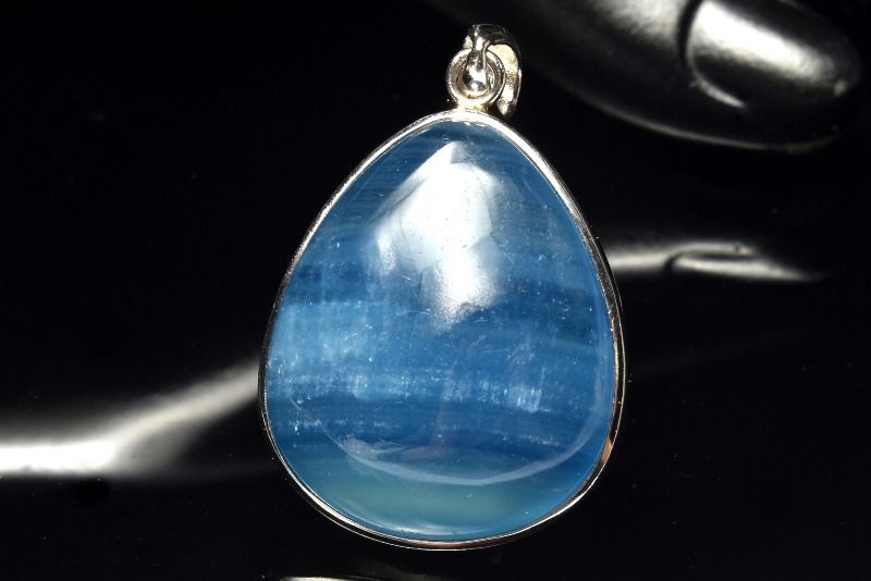 【1点物】Silver925◇高発色 ブルーカルサイト　29x24mm　ドロップ ペンダントトップ アクセサリー _PC6981