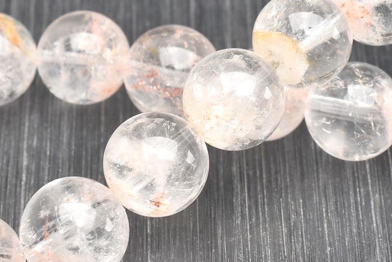 材質ホワイトファントムクォーツ 9mm 産地：ブラジルサイズ約9mm(±0.5mm)腕周り約16cm(伸縮性あり)重さ約23g特徴・意味ヘマタイトが内包されることでほんのりピンク色の可愛らしいファントムクォーツです。水晶の透明度も高く、稀に...