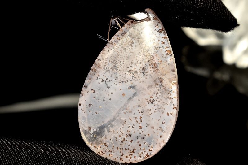 材質デンドリティックローズクォーツ 30x19mm 産地：ブラジルサイズ約30x19mm重さ約6g特徴・意味木の枝のようなデンドリティックとピンクカラーのローズクォーツのコラボ！発色もよく、透過性バッチリで内包物も存分に観察できます。デンド...