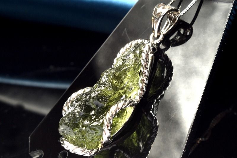 【1点物】AAA☆入手困難 Silver925 モルダバイト　28x11mm　原石 ペンダントトップ アクセサリー _PC7406