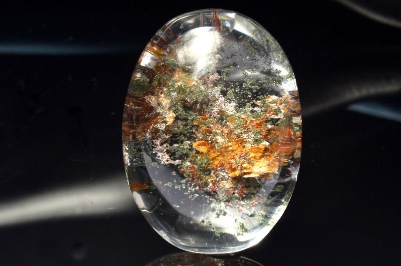 材質ガーデンクォーツ 34x25mm 産地：ブラジルサイズ約34x25mm重さ約21g特徴・意味透明度高い水晶の中たっぷり内包されたガーデンが何とも幻想的で美しいです。水晶が成長していく姿をじっくり観察することができ、立体感もある飽きの来な...