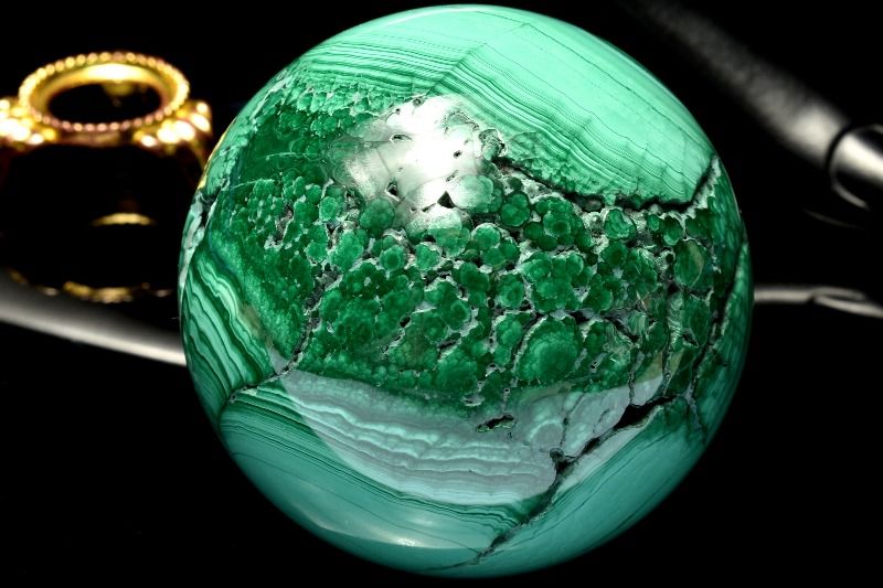  1点物 高発色 魔除け マラカイト(孔雀石) 57mm 丸玉(台座付き) スフ...