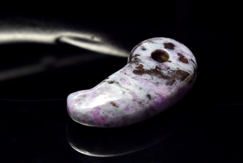 【1点物】癒やしのお守り◇高発色 スギライト(杉石)　19x9mm　勾玉 ルース ハンドメイド _PC7635