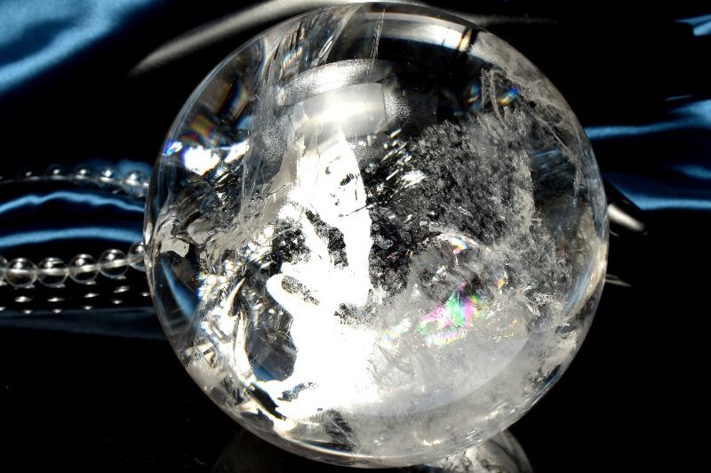  1点物 迫力の大玉！ 虹入り レインボー水晶 98mm 丸玉(台座付き) ス...