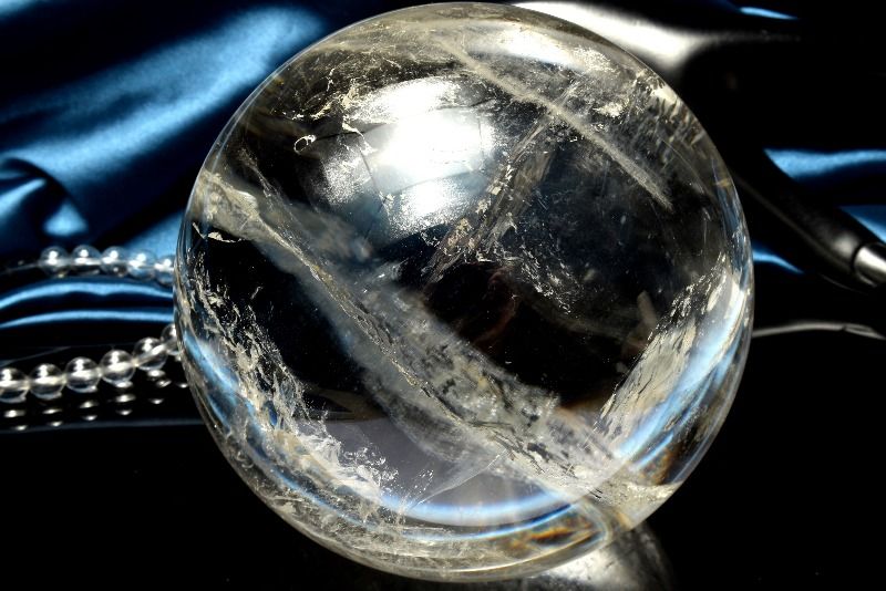  1点物 迫力の大玉！ 虹入り レインボー水晶 106mm 丸玉(台座付き) ス...