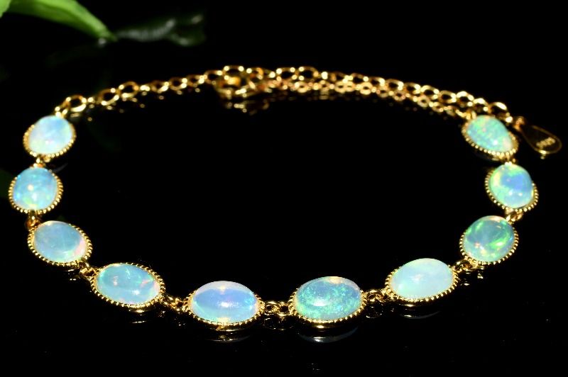 材質プレシャスオパール 7x4.5-5mm 産地：エチオピアサイズ約7x4.5-5mm(±0.5mm)腕周り約15cm(伸縮性あり)重さ約3g特徴・意味華奢で上品な上に、可愛らしさも持ち合わせています。ホワイトカラーに遊色のカラフルで愛らし...