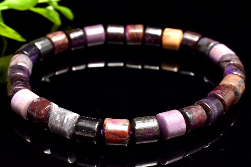 材質スギライト(杉石) 6-7x7mm 産地：南アフリカサイズ約6-7x7mm(±0.5mm)腕周り約16.5cm(伸縮性あり)重さ約20g特徴・意味高発色なスギライトが入荷できました。中には鮮やかな、ピンクに近いようなライトなカラーまであります。癒しのパワーが強いとされるスギライトは、現代社会では欠かせないストーンかも知れません！一粒一粒個性的でバラしてハンドメイドパーツにするのもおすすめです。スギライトは、和名を「杉石（すぎせき）」と言い、日本で発見されて、鉱物として認定された石です。ラリマーやチャロアイトと同様に「世界3大ヒーリングストーン」の1つとされています。「20世紀に発見された鉱物の中でもっとも癒しの力を持つ石」と言われています。スギライトは「癒し効果」がとても強力なストーンで、身体の各組織の活性化を促してくれます。また、心理面においても「高いリラックス効果」が期待できるストーンです。【癒やし】【厄除け】BL::0000-N.A006008k
