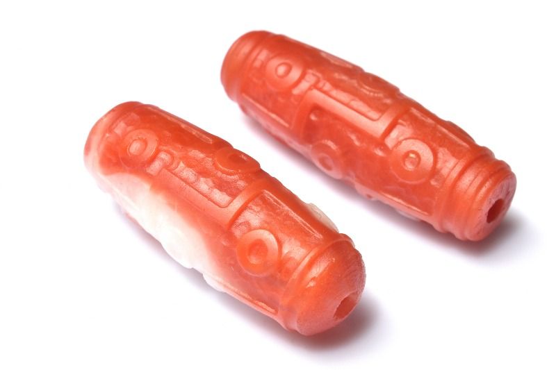 材質南紅瑪瑙(ナンホーン)水晶共生 33x11-12mm 産地：中国・四川省サイズ約33x11-12mm重さ約13g特徴・意味流通量も少なく、なかなかお目にかかれないレア品です。赤と白のハッキリしたカラーが鮮やかで目を惹きます。天珠の紋様に...