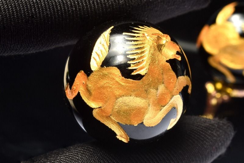 1年のお守りに オニキス　29mm　金彫 馬 スフィア 1個売り _CRG198-2【宅急便のみ】