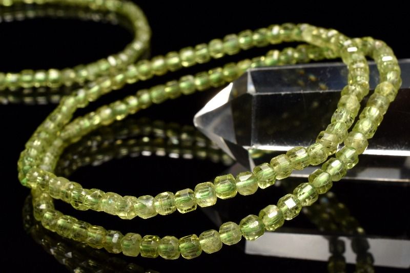 キラキラ◇ミャンマー産 ペリドット　2.5x3mm　キューブカット ブレスレット アクセサリー 1個売り _BG6..