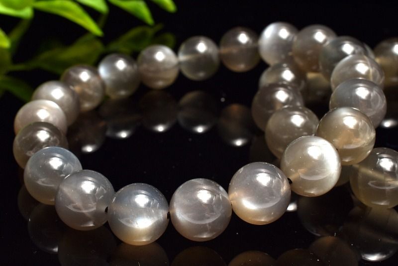 材質ブラックムーンストーン 10mm 産地：タンザニアサイズ約10mm(±0.5mm)腕周り約16.5cm(伸縮性あり)重さ約28g特徴・意味ブラックの地の色に浮かぶ美しいシルバーのシラーが見られる上質なアイテムです。まろやかかつシックな印...