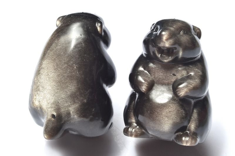 材質シルバーオブシディアン 31x33x44mm 産地：メキシコサイズ約31x33x44mm重さ約57g特徴・意味繊細な彫刻美しい置物で、お守りにオススメです。角度によって浮かび上がるシラーが美しい！彫刻品にはそれぞれ魔除けや運気向上などの意味があり、お守りや贈り物におすすめです。オブシディアンは、心引き込まれるような、神秘的な光を秘めた石です。オブシディアンは溶融溶岩で、急速に冷却した為に結晶化しなかったものです。世界各地の火山地帯で産出します。オブシディアンは全体的に非常に強く、直接的なエネルギーを持ち、マイナスの感情や、衝動を抑え、精神的成長のサポートをすると言われます。【金運・仕事運】【厄除け】【学業成就】OM::0000-N.A0PP002k
