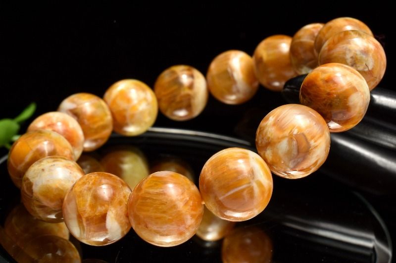 材質ゴールデンオパール 13-13.5mm 産地：バルト海沿岸サイズ約13-13.5mm(±0.5mm)腕周り約17cm(伸縮性あり)重さ約42g特徴・意味珍しいバルト海産のオパールを入荷いたしました！強い光に当てると美しいキャッツアイが浮...