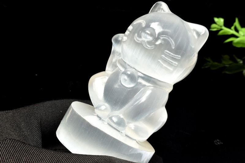 浄化力抜群！ セレナイト(透石膏) 85-97x44-51x45-50mm 招き猫彫刻 原石...