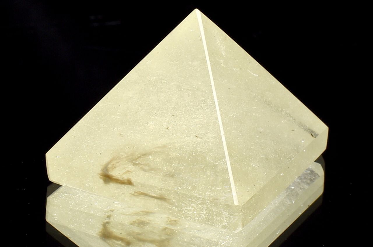 【1点物】宇宙の神秘 リビアングラス　24x24x19mm　ピラミッド 置物 _C3690【宅急便のみ】