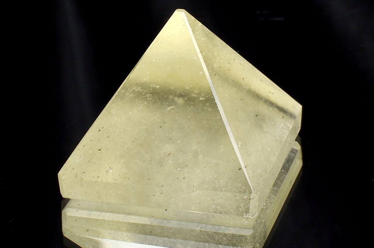 【1点物】宇宙の神秘 リビアングラス　25x25x21mm　ピラミッド 置物 _C3691【宅急便のみ】