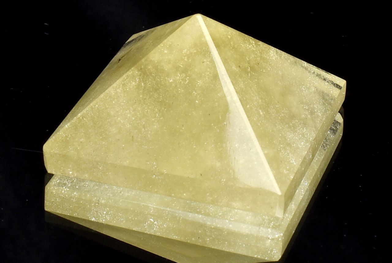 【1点物】宇宙の神秘 リビアングラス　28x28x16mm　ピラミッド 置物 _C3692【宅急便のみ】