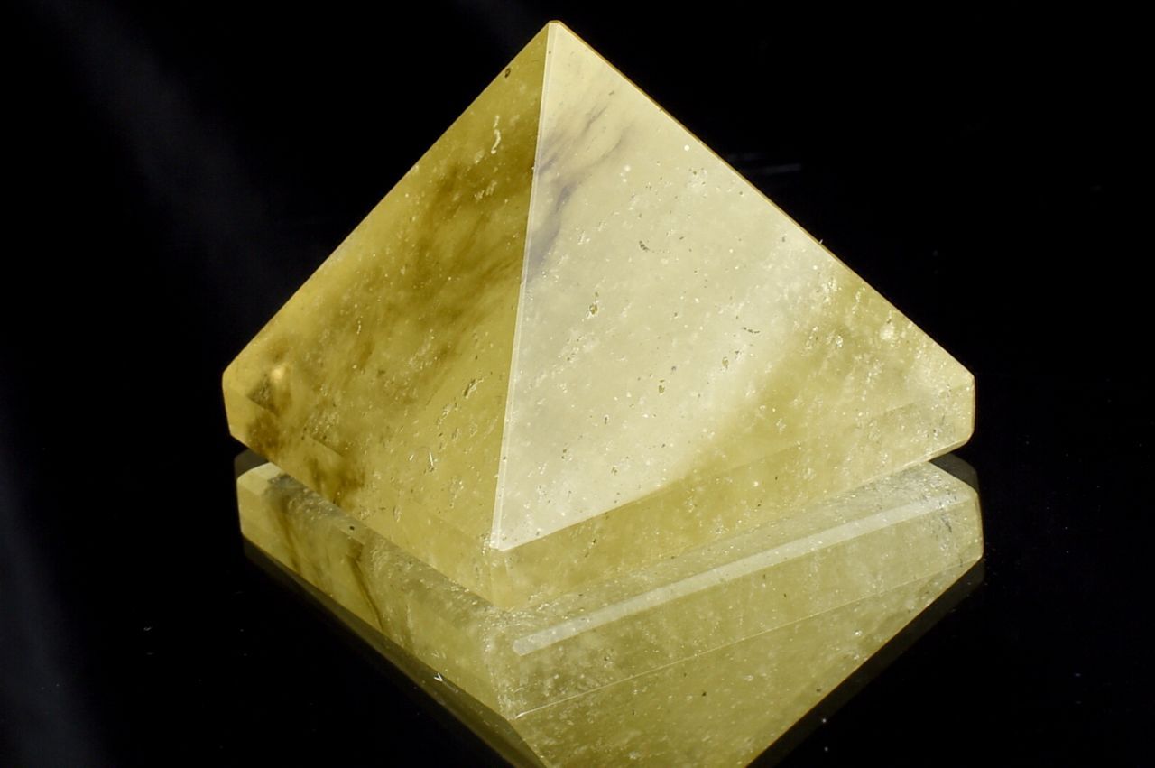 【1点物】宇宙の神秘 リビアングラス　27x27x22mm　ピラミッド 置物 _C3693【宅急便のみ】