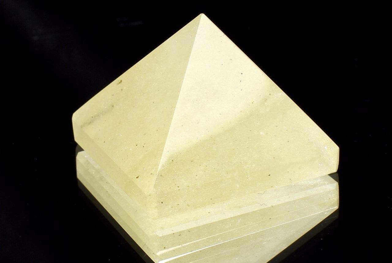 【1点物】宇宙の神秘 リビアングラス　27x27x20mm　ピラミッド 置物 _C3694【宅急便のみ】