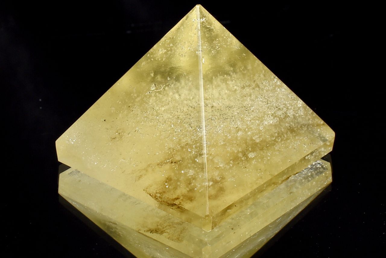 【1点物】宇宙の神秘 リビアングラス　29x29x24mm　ピラミッド 置物 _C3696【宅急便のみ】