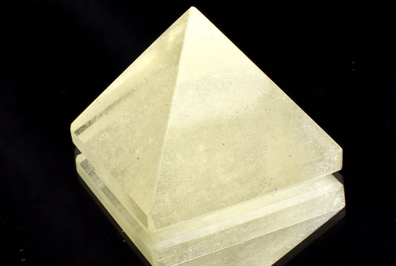 【1点物】宇宙の神秘 リビアングラス　29x29x23mm　ピラミッド 置物 _C3697【宅急便のみ】