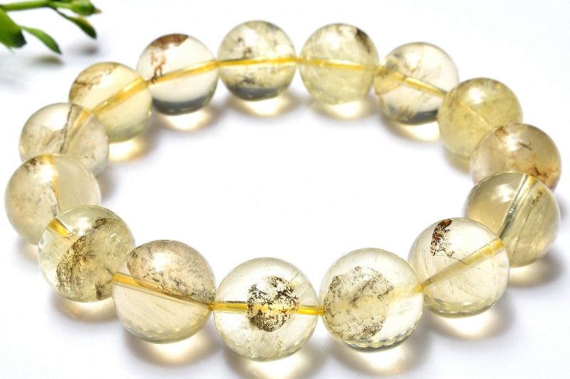 材質レモンクォーツ 15-15.5mm 産地：ブラジルサイズ約15-15.5mm(±0.5mm)腕周り約18cm(伸縮性あり)重さ約76g特徴・意味淡いイエローのレモンクォーツに赤褐色のライモナイトが共生したレアなタイプです。近年人気上昇中のレモンクォーツブレスレットですのでおすすめです。レモンクォーツは、和名を硫黄水晶といい、水晶に硫黄が混入して黄色く発色した水晶です。シトリンよりも淡いイエローカラー、ローズクォーツなどと同様の水晶の変色種に当たります。シトリンは水晶に鉄分が含有し黄色く発色するのに対し、レモンクォーツは硫黄を含有し黄色く発色します。一般的に流通しているレモンクォーツは、スモーキークォーツに放射線処理をして黄色く変色させています。【癒やし】【金運・仕事運】BL::0000-N.A002004k