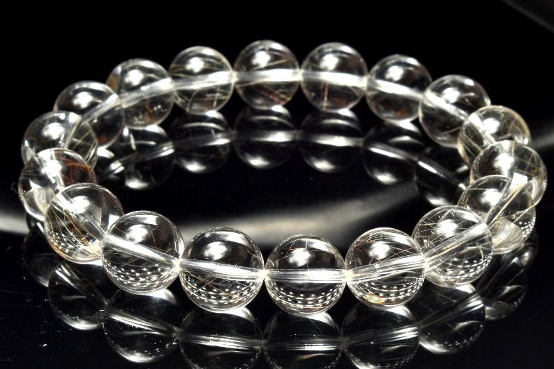 材質シルバールチルクォーツ 11-11.5mm 産地：ブラジルサイズ約11-11.5mm(±0.5mm)腕周り約17cm(伸縮性あり)重さ約40g特徴・意味シルバーの繊細な針が透明な水晶の中で輝きを放っています。金針とはまた異なった落ち着きある洗練された印象です。シルバールチルクォーツはルチルクォーツのカラーバリエーションの一つで、基本的にゴールドのルチルと近いエネルギー特性を持ちます。ただ、ゴールドルチルは非常に男性的なエネルギーが強く、人によっては合わないと感じる人もいる為、そのようなタイプの人にはシルバールチルがオススメです。これはある意味において、この二つのルチルが陰陽の関係にあるとも言えます。シルバールチルは、ゴールドルチルよりもエネルギーや心身のバランスを安定させる力がやや強く、また霊的な干渉に対する防御力が強いのが特徴です。【恋愛運】【人間関係】【金運・仕事運】【安産・子宝】BL::0000-N.A002004k