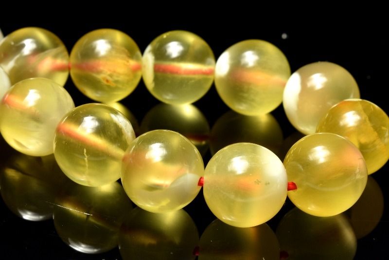 材質ゴールデンプレナイト 9.5mm 産地：オーストラリアサイズ約9.5mm(±0.5mm)腕周り約16cm(伸縮性あり)重さ約28g特徴・意味温かみのあるやわらかなイエローカラーのゴールデンプレナイトに、乳白色の内包物が自然に溶け込んだブレスレットです。結晶成長の過程で生まれた内包物が、雲のような表情と奥行きを与え、天然石ならではの個性を楽しめます。落ち着いた色合いと上品な風合いで、コレクションやナチュラルテイストのハンドメイドアクセサリー素材にもおすすめです。まるでマスカットのようなフルーティーな色合いがとてもみずみずしく、柔らかな印象を抱かせるプレナイト。和名でぶどう石とも呼ばれるこの石は、本当にぶどうのように見える原石が存在する事に由来します。しかしそのような形状で産出するものは少なく、加工品の多くは塊状の原石から研磨されます。プレナイトの中にはルチルのようなインクルージョンを含んでいるものも多く流通しており、それらのインクルージョンは一般的にトルマリンと誤認されていますが、大抵の場合はエピドートの針状結晶です。【金運・仕事運】【学業成就】BL::0910-N.A002004k