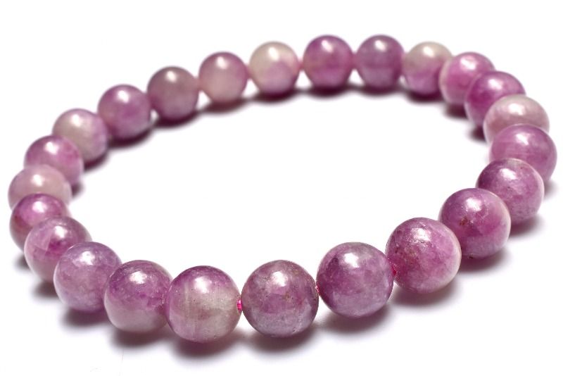 材質ルビー 8mm 産地：南アフリカサイズ約8mm(±0.5mm)腕周り約16.5cm(伸縮性あり)重さ約26g特徴・意味ルビーは近年どんどん流通量が減っており、入荷数も少なくなってきました。勝ちたい勝負や成就したい恋愛がある方は勝利の石と...