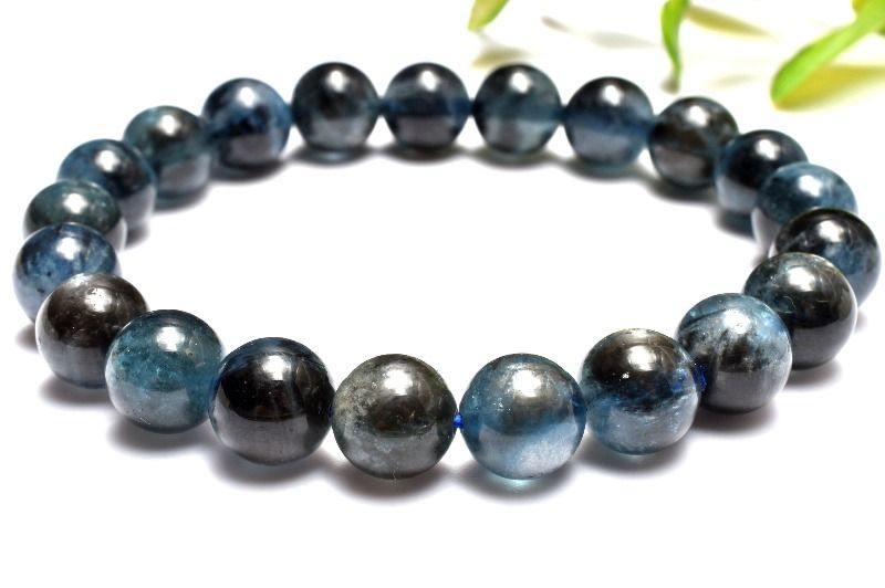 材質ブラックアクアマリン 9mm 産地：南アフリカサイズ約9mm(±0.5mm)腕周り約16cm(伸縮性あり)重さ約24g特徴・意味金属光沢のようなシルバーのシラーがくっきり浮かび上がる高品質なアクアマリンです！ブルーとブラックが混ざり合ってまるで深海のような独特の雰囲気。ファンタジーの世界をご堪能くださいませ。ブラックレインアクアマリンは、マイカやイルメナイトのインクルージョンが、まるで雨のように入った神秘的な石。【アクアマリン】アクアマリンは別名『天使の石』と呼ばれ、美しい若さと幸せな喜びを象徴するともいわれています。近年「幸せな結婚」というキーワードとして人気の高い石です。【恋愛運】【人間関係】BL::0809-MAR002004k