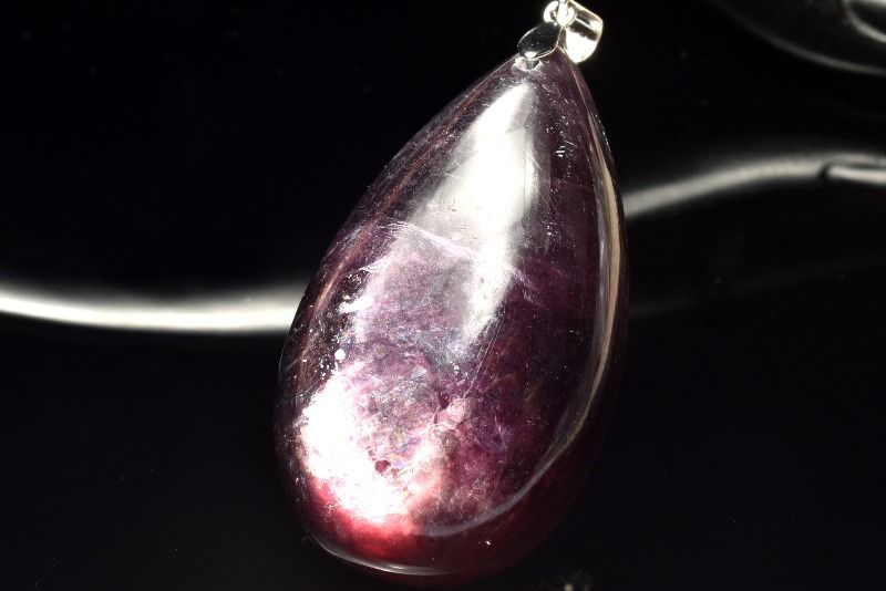 材質レピドライト(リチア雲母) 43x26mm 産地：ブラジルサイズ約43x26mm重さ約19g特徴・意味シラーの煌めきがとても美しいです。他の石にはない、独特の輝きを放ちます。レピドライトは、キラキラとしたうろこ状の結晶が特徴である雲母の一種。雲母自体はよくある鉱物ですが、リチウムを多く含むことによって淡い紫やピンク色に染まったものが、レピドライトと呼ばれています。トルマリンやクンツァイトなどと一緒に見つかることが多く、混合結晶が産出されることもあるようです。雲母は結晶の軸に沿って一定の方向に割れやすい性質を持っています。レピドライトは硬度が2.5〜4と柔らかい石のため、強い衝撃には注意が必要です。レピドライトは変革の石と呼ばれ、新しい物事へ挑戦する時に身に付けると良いでしょう。環境の変化を受け入れられるようになります。高いリラックス作用でストレスを軽減するといわれることから、高ぶった精神を落ち着かせたり、安眠や疲労回復のお守りとして用いられる「レピドライト」。うつがちで気分が落ち込んでしまった人には、ゆったりとした穏やかな気持ちをもたらしたり、落ち着きがない人には、冷静さと忍耐力を養うことで、物事に集中して取り組めるよう支えてくれます。【学業成就】PT::0000-N.A002004k