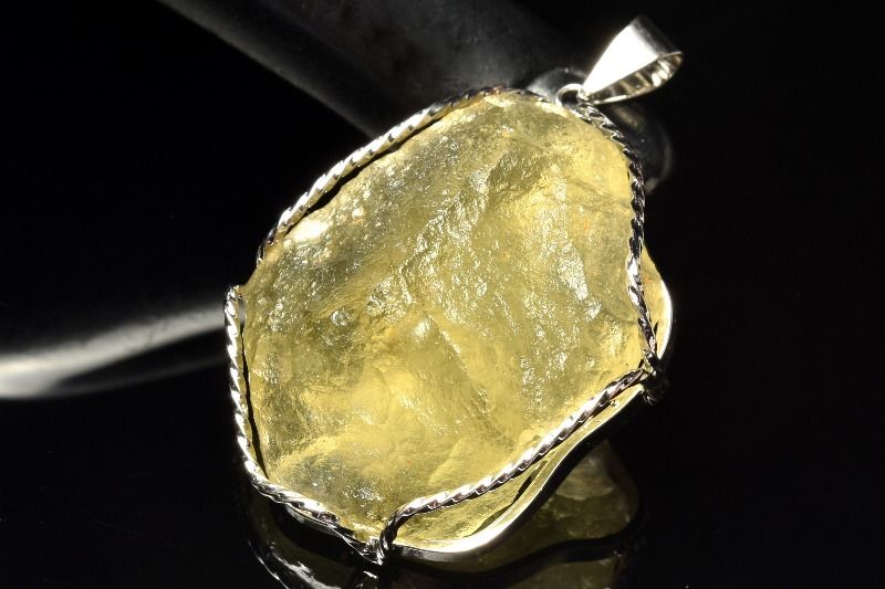 【1点物】宇宙からの贈り物 リビアングラス　40x33mm　原石 ペンダントトップ アクセサリー _PC8929