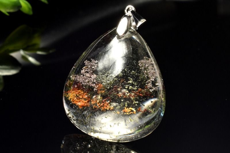 材質ガーデンクォーツ 28x24mm 産地：ブラジルサイズ約28x24mm重さ約12g特徴・意味透明度高い水晶の中でギュッと封じ込められた庭園風景が見事です。水晶目一杯に広がる庭園風景を是非お手元でご堪能くださいませ。浄化や癒しの石と言われる水晶の中でも、ガーデンクォーツは特にヒーリング効果が高いことで知られ、怒りや妬みなどのマイナス感情を和らげ、強い浄化作用があると言われています。 また正財運（ギャンブル性のない財運）を象徴する石で、同じく金運UPにオススメなルチルクォーツとの相性もいいです。中国で愛好されており、世界中にそのパワーが知られるようになりました。ガーデンクォーツは、水晶が形成される過程において、緑などの鉱物や泥岩、その他を巻き込み結晶した水晶です。その生成過程から出来上がった鉱石は、一つ一つ異なる模様（世界観）を持ち、水晶の中に自然の風景を収めたように見えるため、和名を「庭園水晶」または「苔入り水晶」と呼ぶこともあります。ガーデンクォーツといっても、多様な模様のため、種類は様々です。茶色の内包物、緑色の内包物、その両方を持つもの、ファントムと呼ばれる現象が見られるものもあります。【健康運】【癒やし】【金運・仕事運】PT::0000-N.A002004k