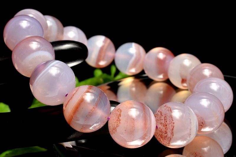 材質シナバーインカルセドニー 13.5mm 産地：マダガスカルサイズ約13.5mm(±0.5mm)腕周り約17.5cm(伸縮性あり)重さ約56g特徴・意味ミルキーなピンクカラーで縞模様も可愛らしいブレスレットです。流通量も少ないため入手が難しい希少石です。シナバー(辰砂シンシャ)は賢者の石、赤色硫化水銀、丹砂、朱砂などの名で呼ばれています。 シナバーインカルセドニーはシナバーが稀にカルセドニーの中に内包されている天然石です。シナバーインカルセドニーは、石英結晶の透明さや輝きと、シナバーの鮮やかな赤色とのコントラストが美しいとされています。宝石として使用されることもあり、特にコレクターアイテムや装飾品として人気があります。BL::1314-N.A002004k